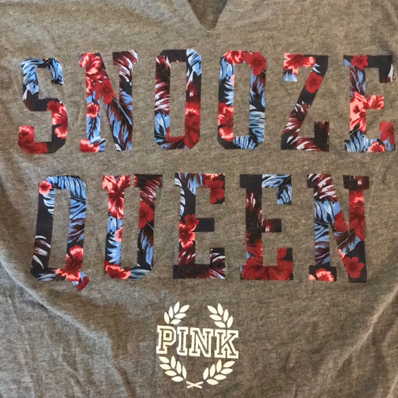 VS PINK tee 💕❤️ - Picture 3 of 4